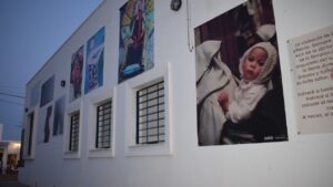 A 50 kms de Almería hay un pueblo donde las casas son un lienzo para grafiteros y artistas​