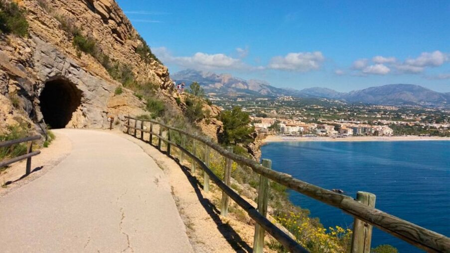 A  40 minutos de Alicante hay un faro donde se ve el mejor atardecer de toda la Costa Blanca​