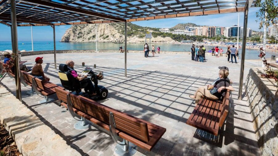 La Cala de Finestrat, en Alicante, es accesible para las personas con discapacidad y cuenta con una pasarela para acceder a la orilla​