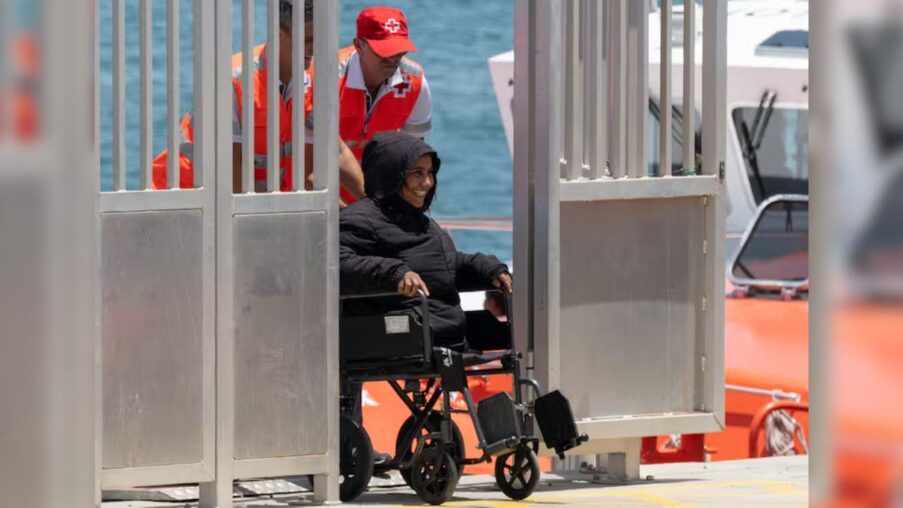 Una mujer con discapacidad sin piernas llega en patera a Lanzarote con una sonrisa en la cara​