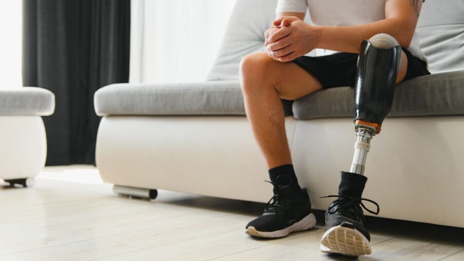 Desarrollan una nueva prótesis biónica para mejorar la movilidad en personas con amputaciones por encima de la rodilla​