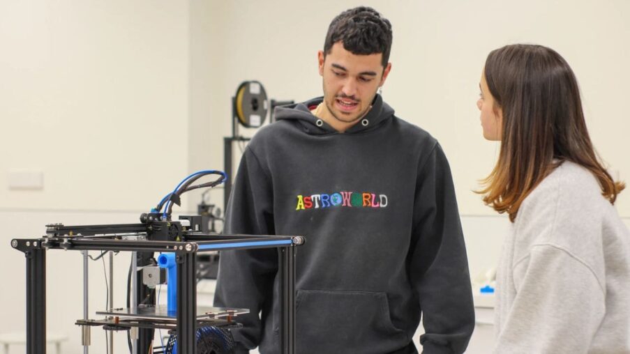 Estudiantes de fisioterapia en España devuelven la autonomía a niños con discapacidad gracias a la impresión 3D​