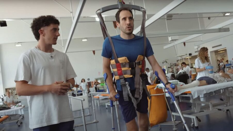 El atleta paralímpico Alberto ‘Boniato’ visita el Hospital Nacional de Parapléjicos y queda sorprendido: «Te enamoras»​