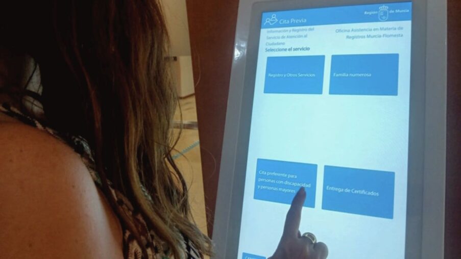 Murcia incorpora un sistema de atención preferente en las personas mayores y personas con discapacidad​