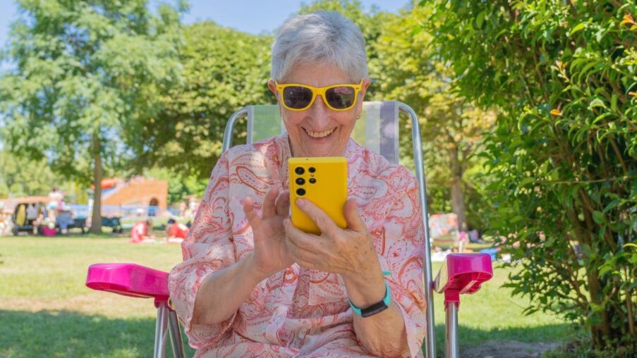 Jóvenes españoles crean un ‘WhatsApp’ sin barreras y adaptado para personas mayores​