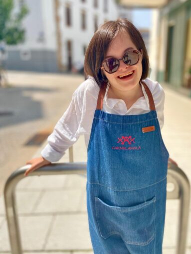 El brillo de Carmela, la joven con Síndrome de Down que ha creado su propia marca de joyas​