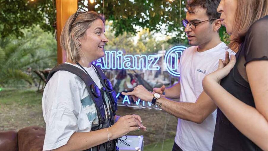 Personas con discapacidad auditiva disfrutan de un concierto de Lori Meyers con mochilas vibratorias​