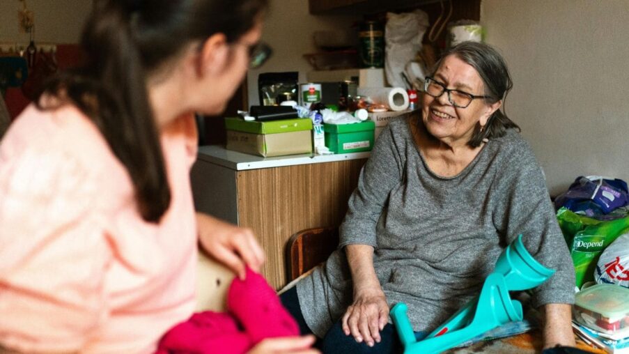 La familia sigue siendo básica en el cuidado de personas en situación de dependencia, según la Fundación Caser​