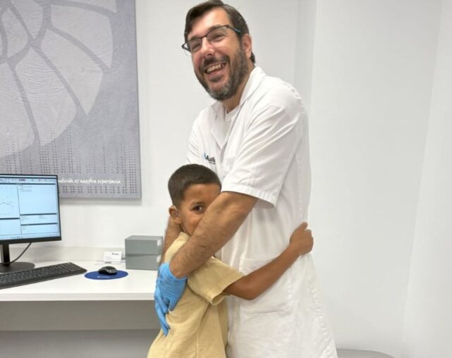 Jaled, un niño con discapacidad auditiva, recibe dos audífonos donados por ‘Audika’​