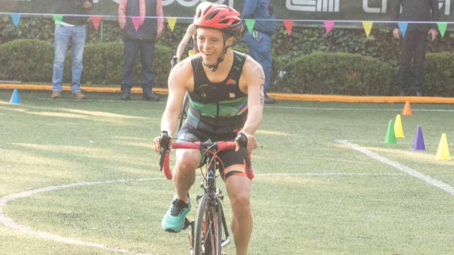 Dos jóvenes con síndrome de Down completan el triatlón Club France y el triatlón de Ciudad de México​