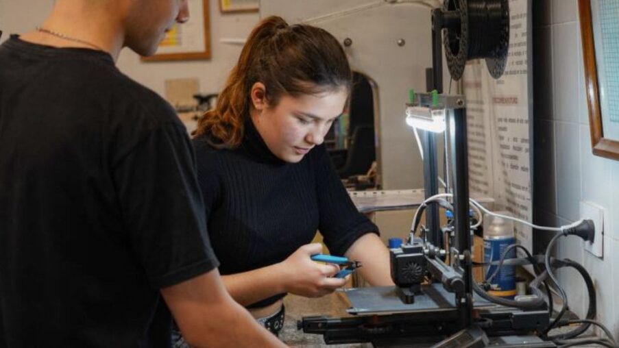 Jóvenes argentinos desarrollan dispositivos para ayudar a las personas mayores en las tareas cotidianas​