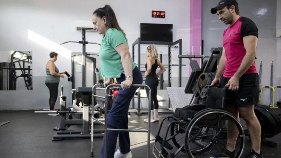 Ángela Lara vuelve a caminar 33 años después de sufrir una lesión medular​