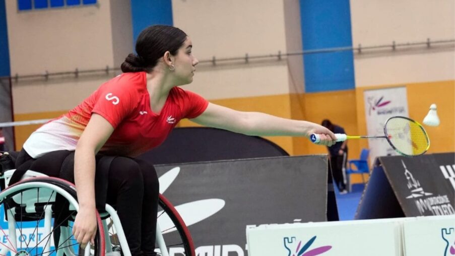 Maya Alcaide, joven con espina bífida, necesita ayuda para seguir compitiendo en parabádminton en silla de ruedas​