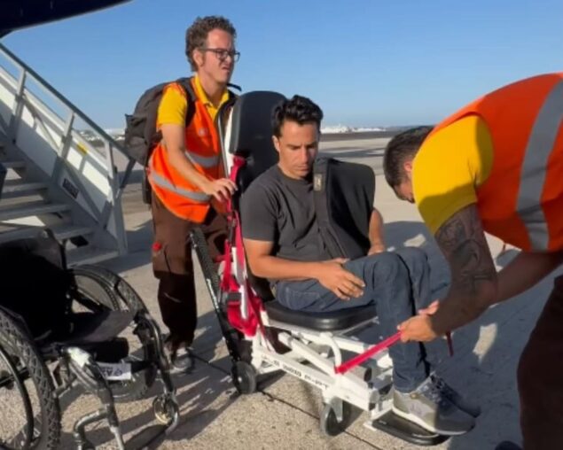 Pablo Tovar muestra cómo subir a una persona en silla de ruedas por las escaleras de un avión​