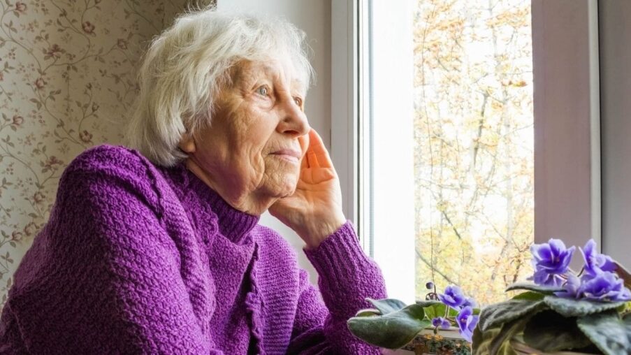 La soledad no deseada en personas mayores se intensifica durante el verano, según un experto​