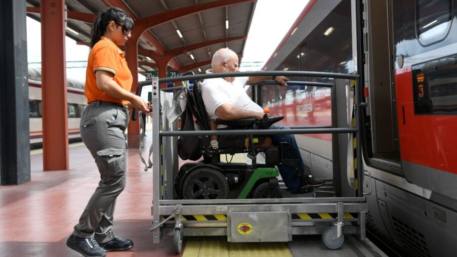 Adif Acerca estrena nuevas plataformas para facilitar el acceso a los trenes a personas con discapacidad​