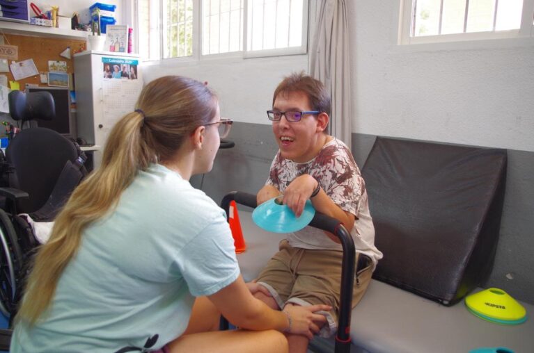 Entre la escasez y el mal uso de las tarjetas: así es la realidad de las plazas de aparcamiento PMR​