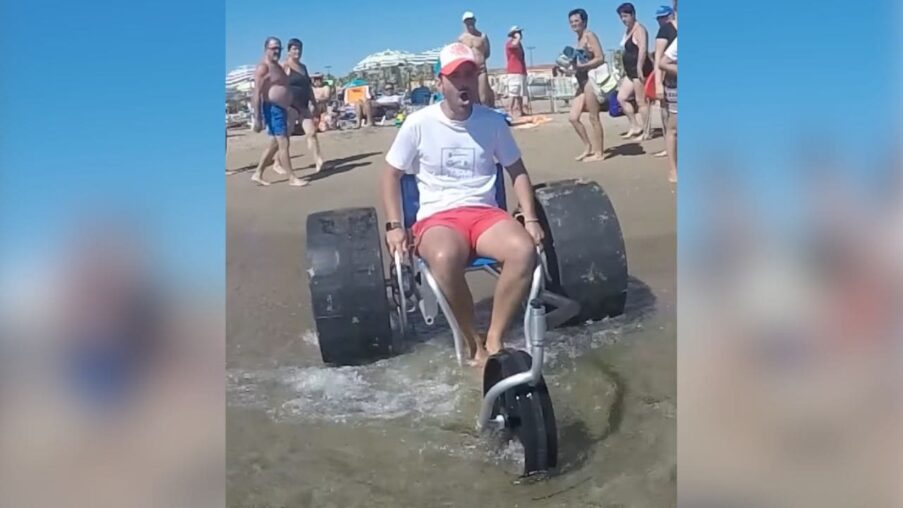 Un español inventa la única silla de ruedas capaz de rodar por la arena de la playa y se arruina en el intento​