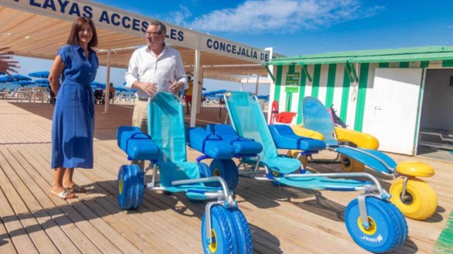 Benidorm incorpora tres sillas anfibias infantiles en sus puntos de playas accesibles​