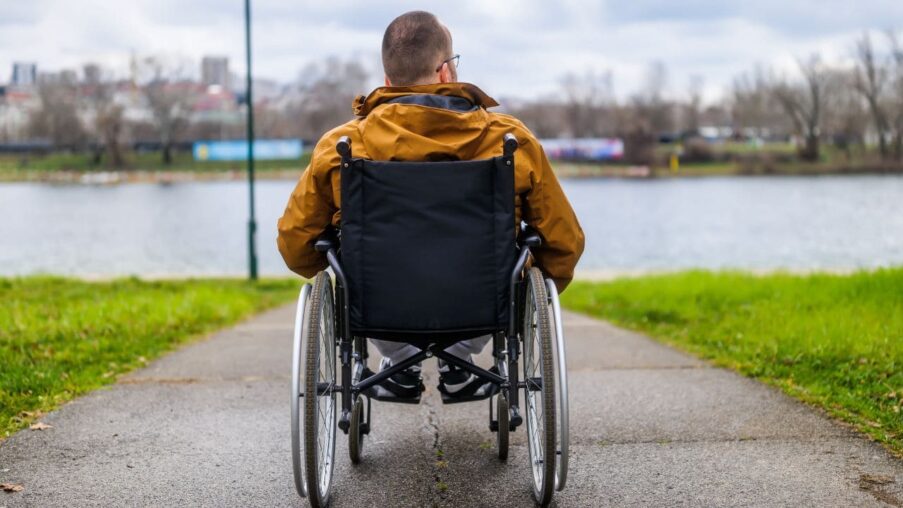 COCEMFE exige garantizar una movilidad accesible y libre de barreras para todas las personas en España​