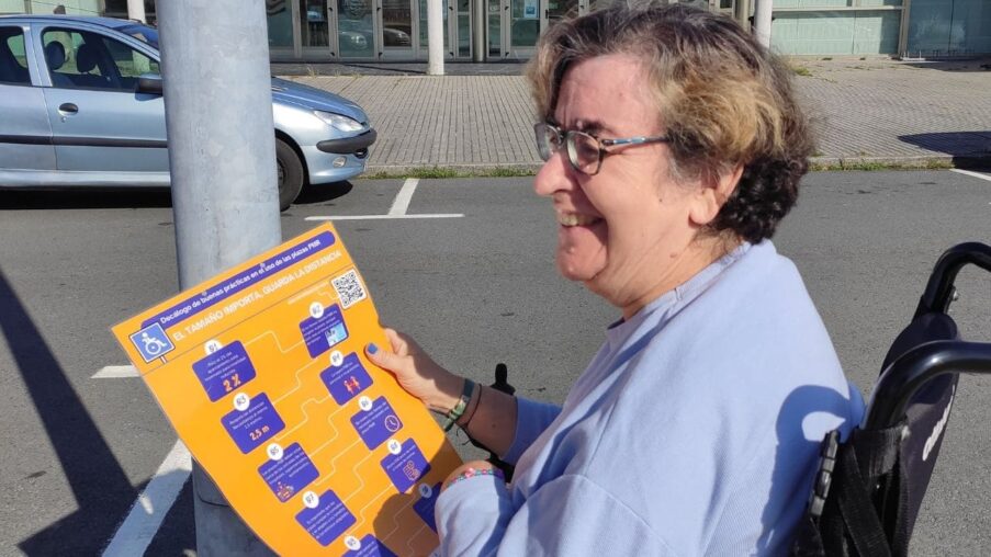 Personas con discapacidad envuelven un coche con billetes de 200 euros para visibilizar el respeto a las plazas PMR​