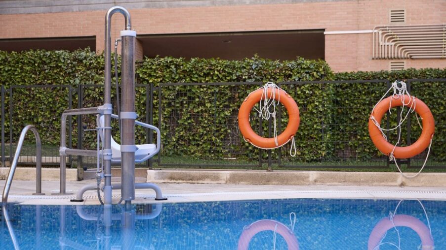 Madrid instala grúas fijas en las piscinas comunitarias para personas con movilidad reducida​