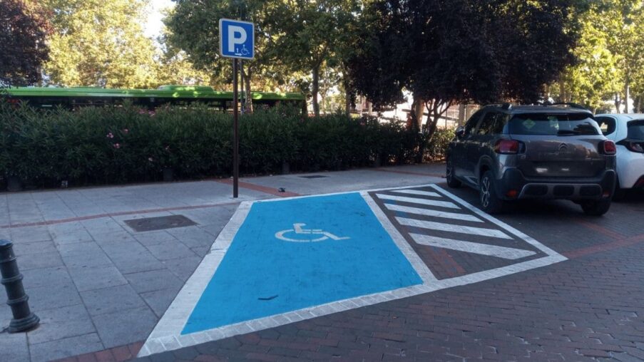 Un hombre con discapacidad inicia una recogida de firmas para «respetar las plazas de aparcamiento PMR»​