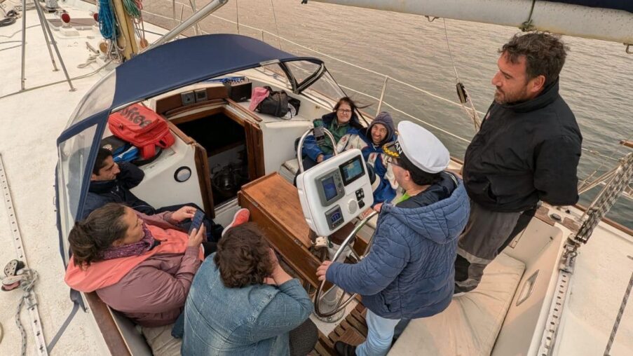 Personas con discapacidad navegan por la ría de Camariñas en Galicia​