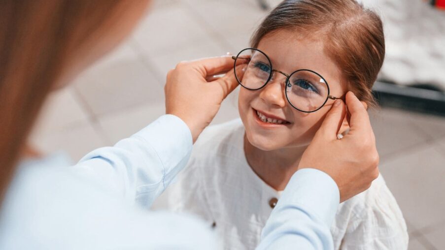 El Gobierno de España aprueba una ayuda de 100 euros para la compra de gafas y lentillas para menores de 16 años​