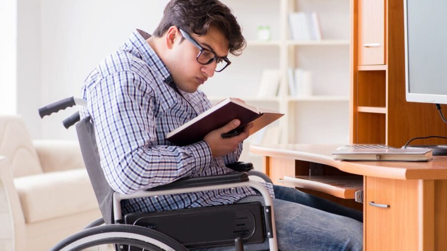 La Fundación ONCE lanza ayudas de 5.000 euros para opositores con discapacidad en España​