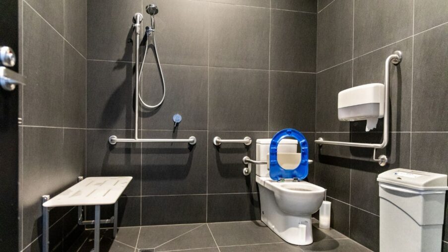 Los baños accesibles también pueden ayudar a ahorrar en el consumo de agua, según ‘Presto Equip’​