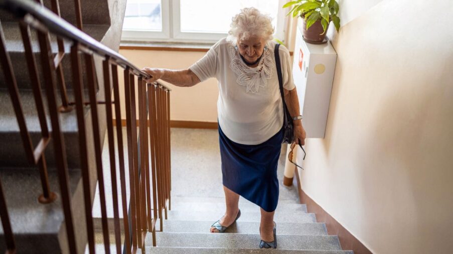 El 77% de las personas mayores de 65 años con movilidad reducida tropieza a diario con barreras arquitectónicas​