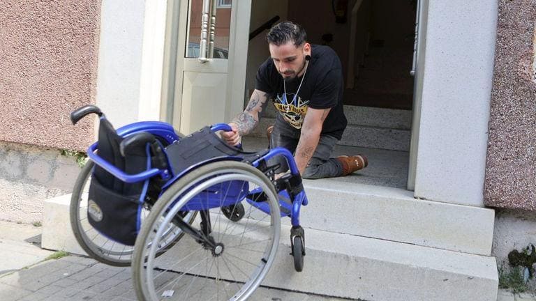 Un proyecto de vida: ‘Por mis ruedas’, la marca de ropa de Mario Becerra, un joven con espina bífida​