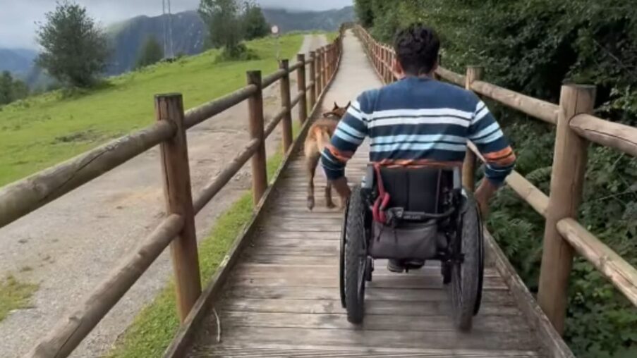 Pablo Tovar, escritor con discapacidad, muestra un sendero totalmente accesible en plena naturaleza​
