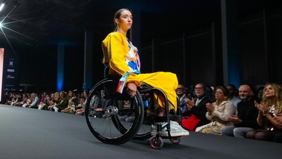 Andrea Pérez hace historia: Primera persona en silla de ruedas que desfila en la pasarela ‘Ab Fashion’​