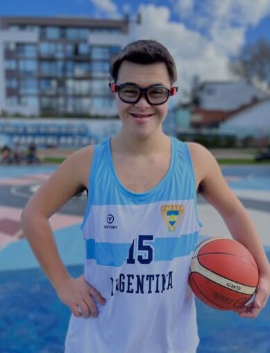 Angelo Fregonese, un influencer con síndrome de Down que enseña a jugar al baloncesto en sus redes sociales​