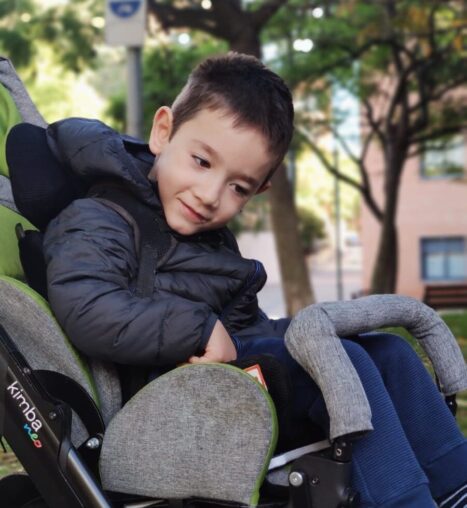 La batalla de Adrián contra la distrofia neuroaxonal infantil, una «enfermedad devastadora» que le roba la sonrisa​