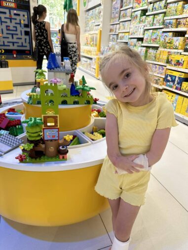 El secreto para salir adelante de Juanita, niña de siete años con agenesia de radio bilateral: «Ser siempre valiente»​