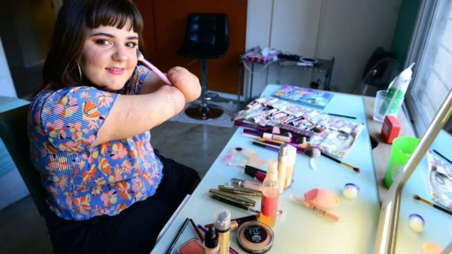 Paloma López, maquilladora sin brazos debido a una meningitis: mirar la discapacidad desde la posibilidad​