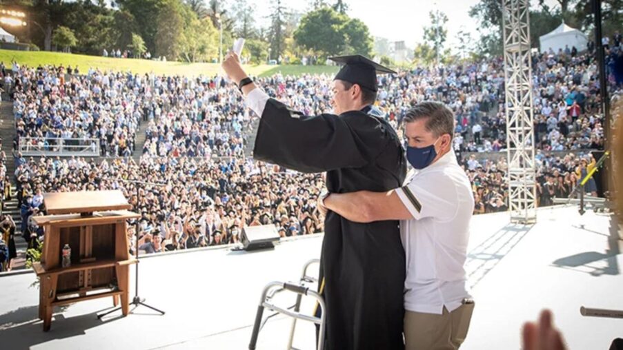 Rob Paylor, joven con lesión medular, logra ponerse de pie sólo tras más de 8 años de rehabilitación​
