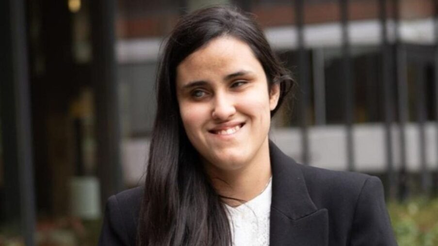 Milagros Costabel, una joven ciega que se ha graduado en Harvard y viaja por el mundo con su perro guía​