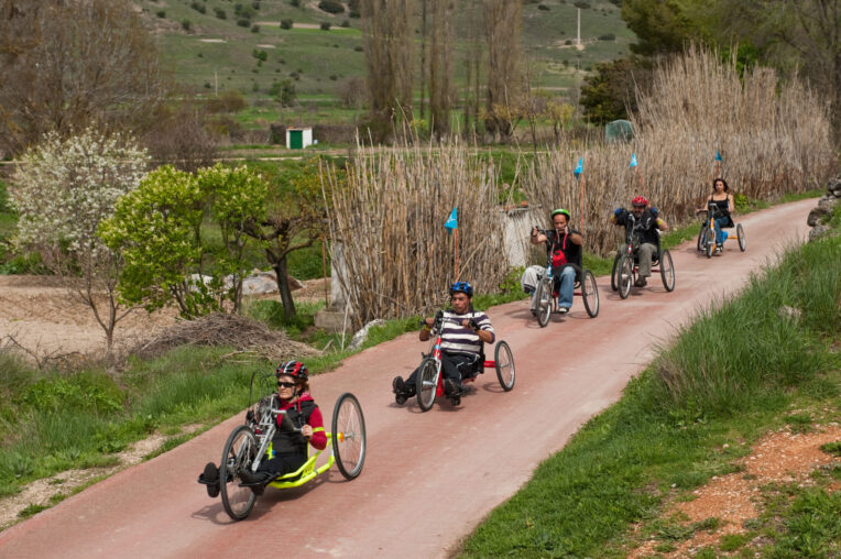 Fundación También y Fundación Flutter amplían el deporte adaptado con nuevas rutas ciclistas inclusivas en España​
